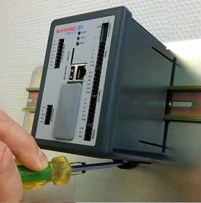 Teknisk handbok Instrument av typ RM och RMD: Placera instrumentet på DIN-skenan lutat uppåt. Kontrollera att krokarna på baksidan av instrumentet greppar om den övre kanten av DIN-skenan.