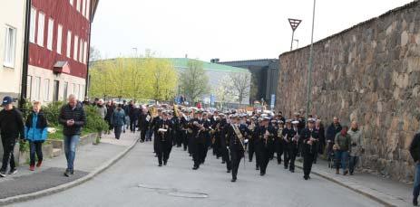 Traditionsenlig revelj i Karlskrona 1 maj Musikkåren närmar sig Björkholmen År 1840 startade traditionen med Förstamajrevelj i Karlskrona och det var Sjöartilleriregementets musikkår, som startade kl