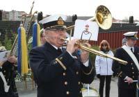 Traditionsenligt följer en stor skara musikkåren genom staden och i leden finns många s.k. återvändare, som besöker sin gamla hemstad och följer musikkåren genom stan.