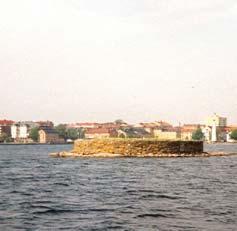 Varvsmuren Från Västerudden på Trossö fram till Björkholmen och Bastion Söderstiern Saltösund byggdes under åren 1830-1838 Varvsmuren är inte en befästningsmur utan helt enkelt ett