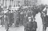 Våren 1917 pågick våldsamma protester och hungerkravaller i ett flertal svenska städer (se bild!) mot den dåliga livsmedelstillgången och den omfattande svartabörshandeln.
