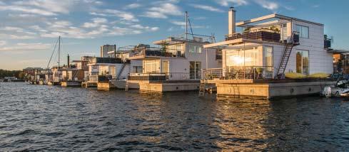 Hon togs i bruk av flottan 1933 och har en äldre syster, Liljeholmsbadet, som ligger vid Liljeholmen i Stockholm och är ett par år äldre.