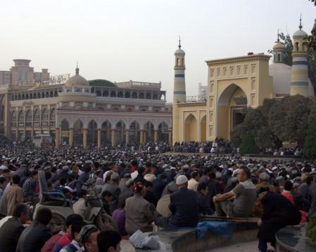 Trycket är dubbelt, genom regimen och den muslimska omgivningen. Tidigare kallades landet Östturkestan. Missionskyrkan verkade där i början av förra seklet, fram till 30-talet då de kastades ut.