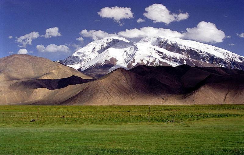 Hon har varit tillbaka i XinJiang några gånger och Lars Narin, som också gästar oss, kom nyss därifrån. Därför hoppas jag att ni ska tycka det blir intressant att lyssna till dem.