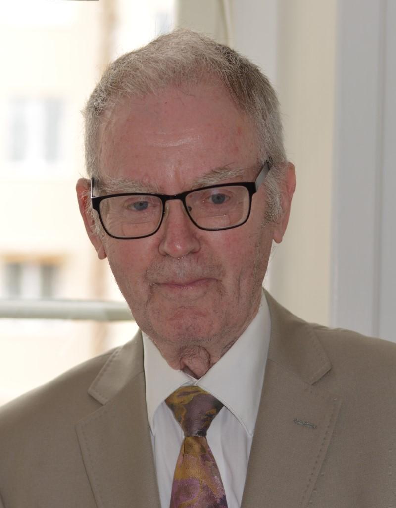 Från södern till mellansverige Mina första tjugofem år tillbringade jag i Malmö fyra till fem av dessa kämpade jag mig igenom vid universitetet i Lund, som ledde fram till lärarexamen.