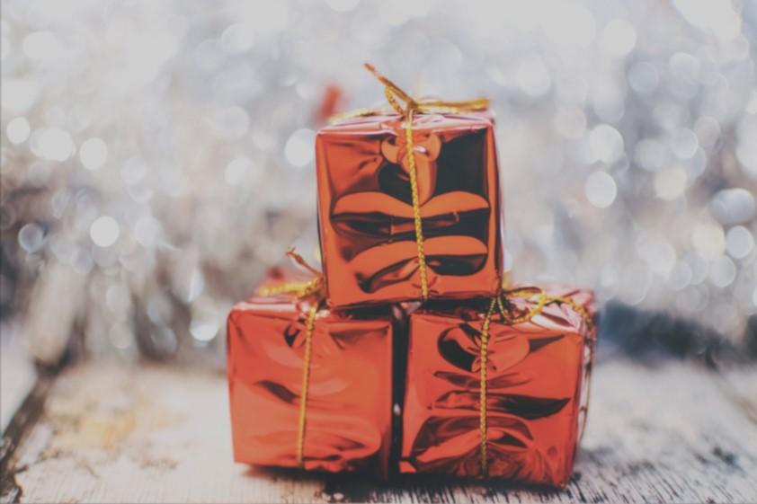 Julklappsinslagningskväll - Ge en julklapp till någon som behöver! I flera år har vi haft ett samarbete med Stadsmissionen och Babettes Kafferi kring en julklappsinslagningskväll.