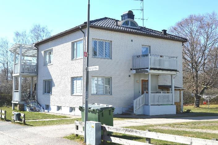 Närheten till Värnamo, Alvesta och Växjö utgör även försörjningsmöjligheter för den som kan pendla med buss, tåg eller bil. Föreningslivet är rikligt med kyrkor, scoutkår, idrottsföreningar mm.