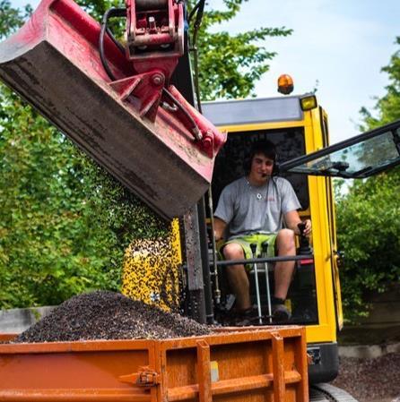 KYRKOGÅRDENS ANLÄGGNINGSARBETEN 25 yhp Här tas allt från provningsmetoder för gravstenssäkerhet till dagvattenhantering upp.