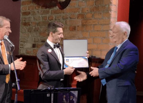 Över: DJ Maytan mottar ett pris från Rotary International Stockholmsklubb för sina ideella insatser nov. 2018.