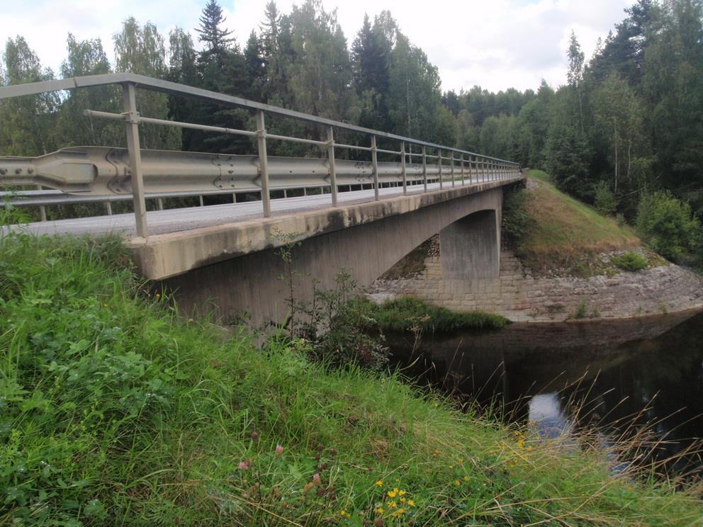 Bro över Faxälven vid Österås i Sollefteå (22-567-1) är byggd år 1959 och är en 2-leds balkram, se bild 6. Bron har en bredd av 7 meter och längd av 36 meter.