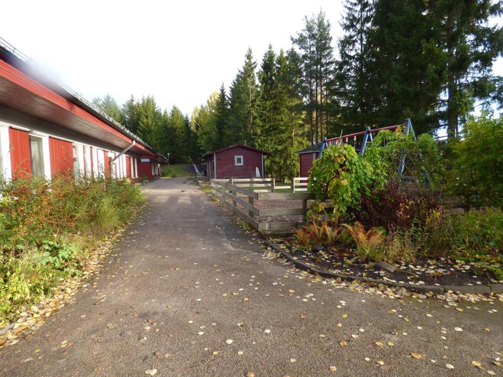 8 (14) I Gimo centrum, beläget cirka 1 km från planområdet finns livsmedelsbutik, vårdcentral samt diverse service och handel.
