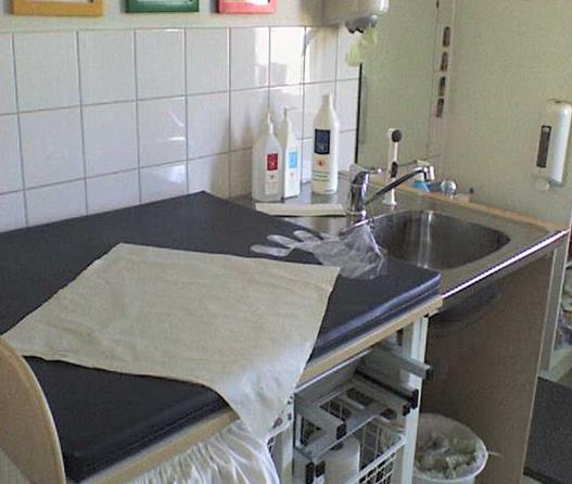 Blöjbyte Skötbord med avtorkbar yta Torka av med ytdesinfektion efter blöjbyte Barnen tvättas och torkas med engångstvättlappar Engångshandskar vid
