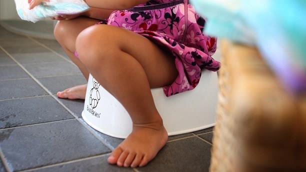 Toalettbesök Har barnet bajsat använd engångshandskar Nerfällt toalettlock innan