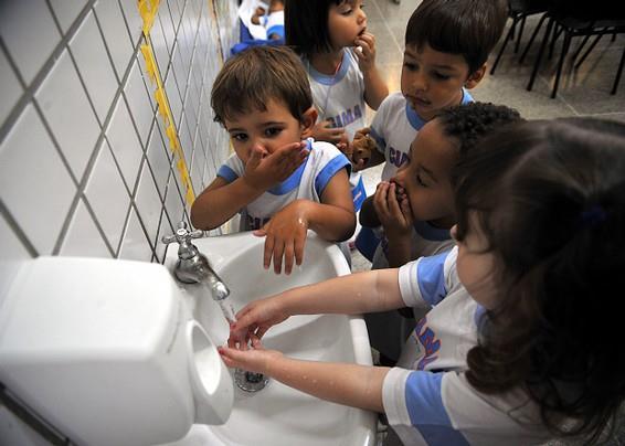 Handhygien på förskolan Tvätta händerna (både personal och barn) före måltid, efter toalettbesök och