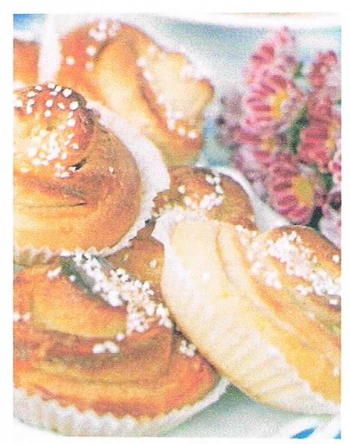 INBJUDAN TILL KONFIRMANDLÄSNING 2011-2012 Alla som är födda 1997 eller tidigare är välkomna att vara med i konfirmandläsning detta läsår.