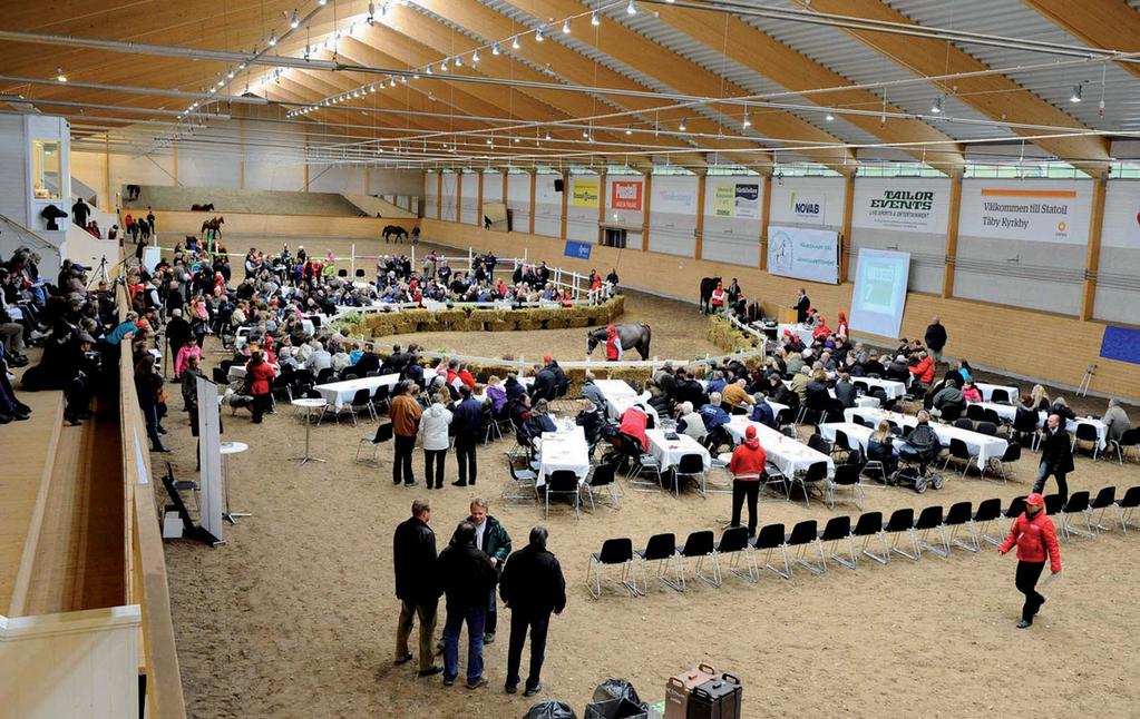 Två vybilder från den nya auktionsplatsen på splitter nya Täby Ryttarcenter ett stenkast från Täb y Galopp.