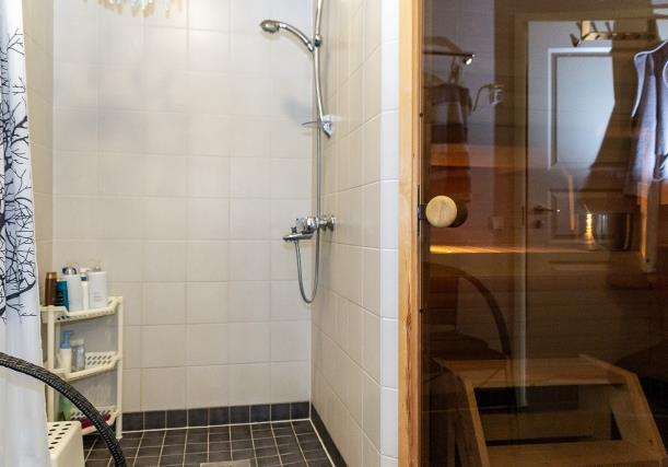 TEKNIK Bostadshuset uppvärms med vattenburen golvvärme från frånluftsvärmepump. Värmepumpen är förnyad 2018.