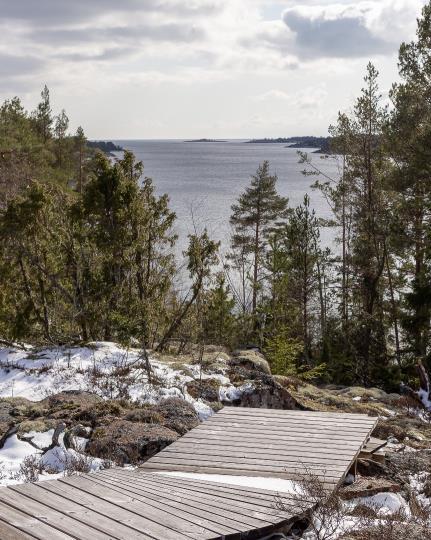 EXTERIÖRT Tomten är i huvudsak i vårdat naturtillstånd med bergspartier med undantag av infart och entrégångar som är gruslagda med markstensgångar.
