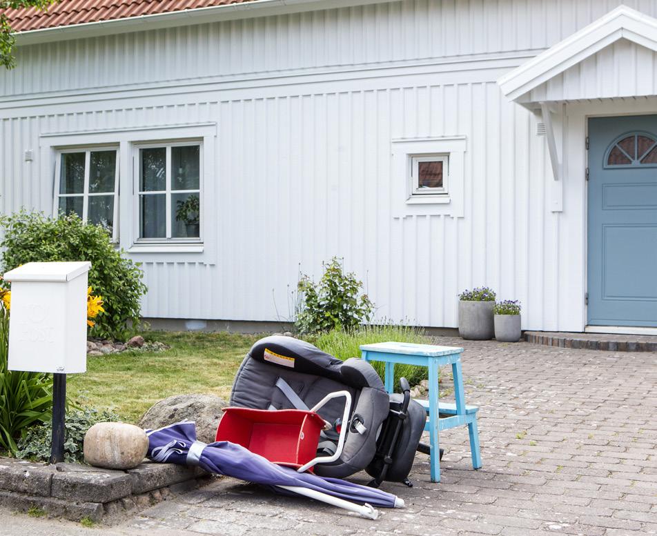 Exempel på farligt avfall: färg spillolja kemikalier oljefilter småbatterier små ljuskällor nagellack termometrar mindre förpackningar glykol mindre elektronik prylar gasolflaskor Låt oss hämta ditt
