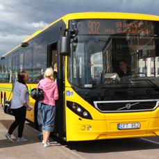 1985 1986 1987 1988 1989 Bolaget utökas till sex anställda. 36 entreprenörer kör 112 linjer med 175 bussar. Anbud infordrades på ett elektroniskt biljettsystem. Länskortet kostade 290 kronor.
