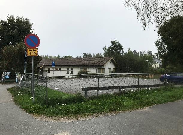 Vid busshållplats Björnbodaskolan nyttjades de planskilda passagerna. Någon enstaka person korsade Skattegårdsvägen i körbanan. Två personbilar stannade på hållplatsen för att lämna barn till skolan.