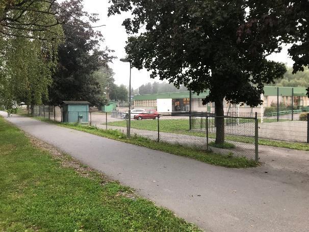 Det kan dock även innebära upplevd otrygghet i och med avsaknad av andra trafikanter och dolda/mörka platser som uppstår vid buskage och liknande.