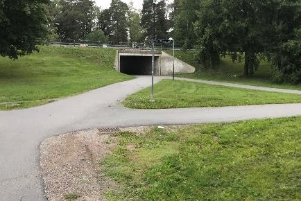 Figur 3: Gångbanor längs skolan och Björnmossevägen (tv) och Skattegårdsvägen (th) Cykelparkeringar finns på flera platser, dock av låg standard.