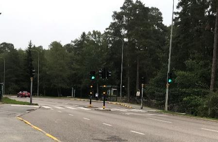 Buss 119 (Spånga Backlura) trafikerar Skattegårdsvägen och 116 (Spånga Vällingby) trafikerar både Skattegårdsvägen och Björnmossevägen. Även nattbuss 199 trafikerar båda gatorna.