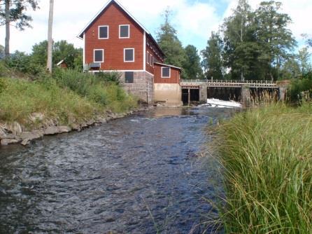 Inledning har fått i uppdrag av Emåförbundet att utföra provtagning och analys av kiselalger på sex vattendragslokaler år 2017. Undersökningens målsättning är bl.a. att utifrån kiselalger statusklassa dessa vattenförekomster enligt Naturvårdsverkets bedömningsgrunder främst med avseende på näringspåverkan och surhet.