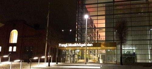 Studiebesök på Kungliga Musikhögskolan (KMH) 13 december 2018 Studiebesöket startade kl. 17.15, så det var redan mörkt när vi kom fram till det spännande huskomplexet.
