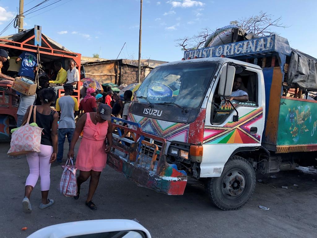 Haiti 2018 Redan när man landar i Port-au-Prince känns det annorlunda. Flera grupper från olika organisationer är med på planet från Guadeloupe, de flesta ungdomar.