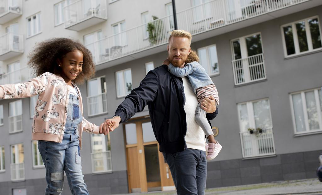 VÅR ROLL I SAMHÄLLET Vår närvaro i samhällsdebatten ska spegla medlemmarnas intressen och driva på utvecklingen av en bostadspolitik som bidrar till ett tryggt och inkluderande Stockholm.