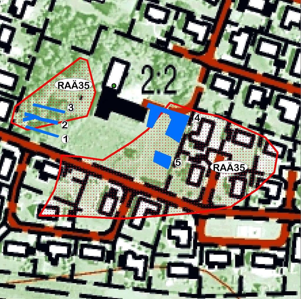 Fig. 4. Utdrag ur Lantmäteriets Fastighetskarta med de schakt som omfattades av den fördjupade förundersökningen 1-5 markerade med blått.