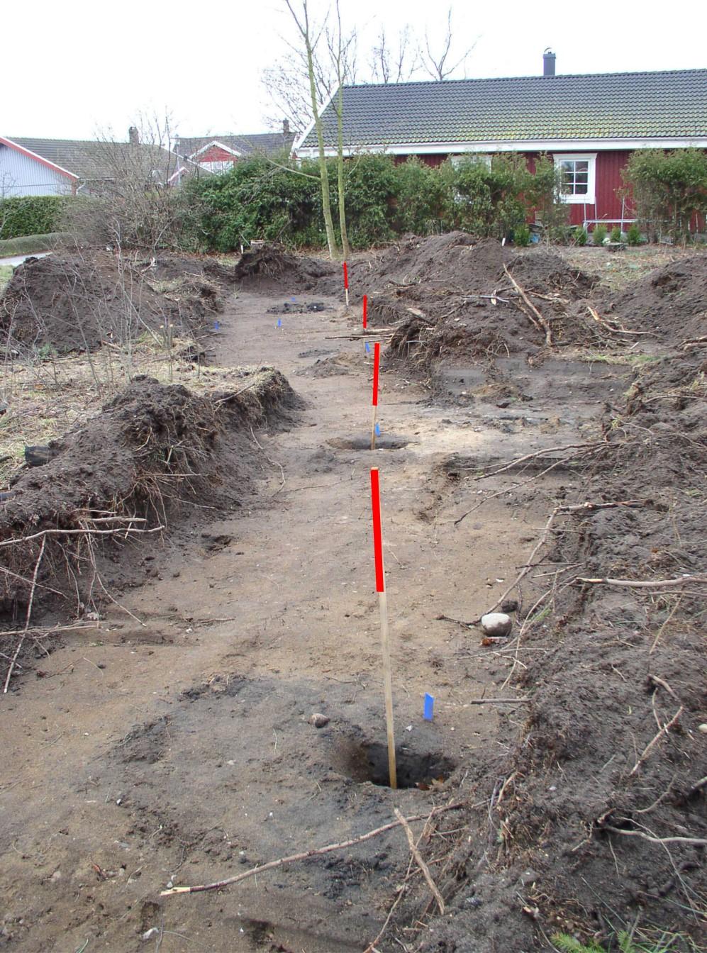 De fyra stolphålen var mellan 0,42x 0,55 och 0,30x0,40 meter stora och mellan 0,30 och 0,70 meter djupa. Stolphålen bildade en linje i nordöstlig/sydvästlig riktning.