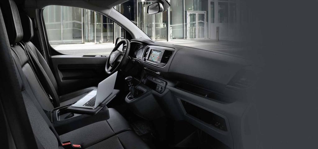 KOMFORT I KUPÉN Körkomfort Kupén i Nya Peugeot Expert har en fantastisk körkomfort. Trappsteget gör det lättare att sätta sig i det upphöjda sätet där du har en utmärkt överblick på vägen.