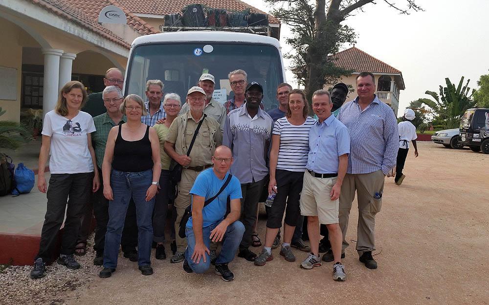 Gruppen inklusive Solomon Jallow och vår busschaufför samlad framför hotellet i Banjul. Foto: Richard Ottvall INLEDNING Ett besök i Gambia är så mycket Afrika en resa kan bli.