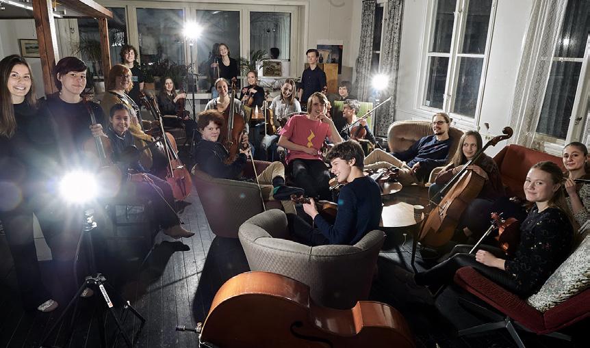 barockmusiken sida vid sida med professionella musiker från Karlsson Barock. Kompani 415 har fått stor uppmärksamhet både regionalt som nationellt, Sveriges enda ungdomsbarockorkester.