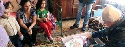 I de romska hemmen i Bulgarien finns det sällan leksaker. På sommaren är barnen ute och på vintern sitter de på sängen och tittar på TV. Men i det här hemmet är atmosfären annorlunda.