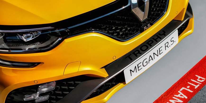 Nya MEGANE R.S. TROPHY Ännu sportigare Designmässigt är nya MEGANE R.S. TROPHY helt och hållet inriktad på prestanda och influenserna från racingvärlden är tydliga.