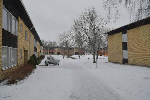 Ytan mellan husen är gestaltad som en