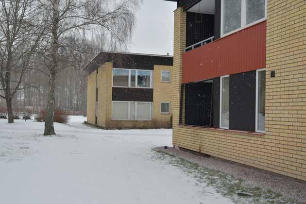 Husen står nära men inte tätt.