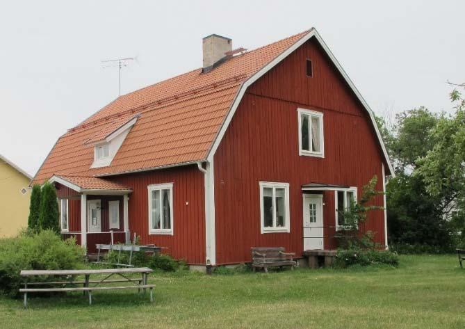 Bebyggelse och kommunal kulturmiljö Vänge kyrka utgör tillsammans med den intilliggande bebyggelsen, i huvudsak Prästgården och Kyrkskolan, en väl sammanhängande enhet och ett gammalt sockencentrum.