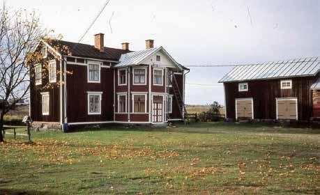 Bröderna Isak, Johannes och Israel Perjus flyttade till Långåminne och antog senare namnen Sjöblom, Friberg och Blomkvist.