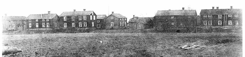 (4) Gården med gaveln mot betraktaren: troligen Jåpnasch-Gåmmi (Isak Thure); gården flyttades till Långåminne (Emil Hyöty har bott i den).