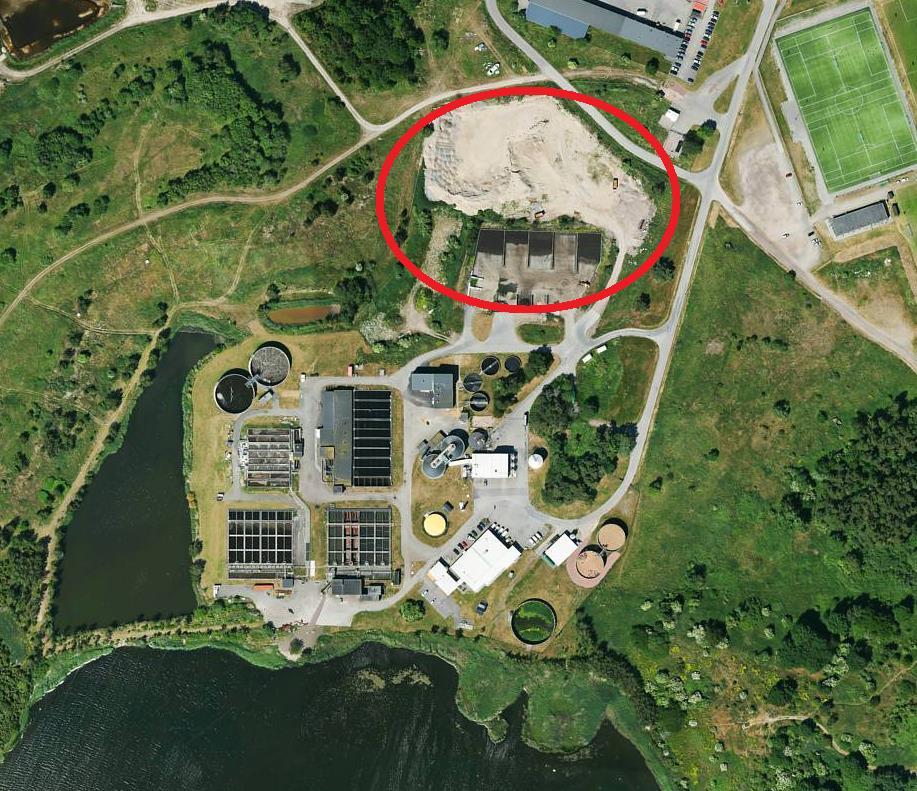 Figur 3: Grov placering av området där de nya reningsverksbassängerna planeras (Flygbild från Eniro) Recipienten 1 utgörs av Tegelviken, en del av Västra sjön, som i sin tur mynnar ut i Kalmarsund.