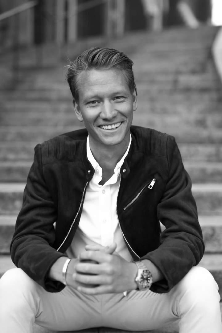 CHARLIE ERIKSSON År 2013 drabbades Charlie av en djup depression och gjorde flera självmordsförsök som nästan kostade honom livet.