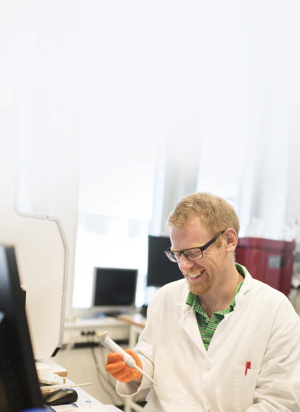 MEDARBETARE VI UPPMUNTRAR NYFIKENHET OCH INNOVATION För att uppnå BioArctics vision fokuserar vi på vår kärnverksamhet och uppmuntrar en stark kultur av nyfikenhet och innovation.