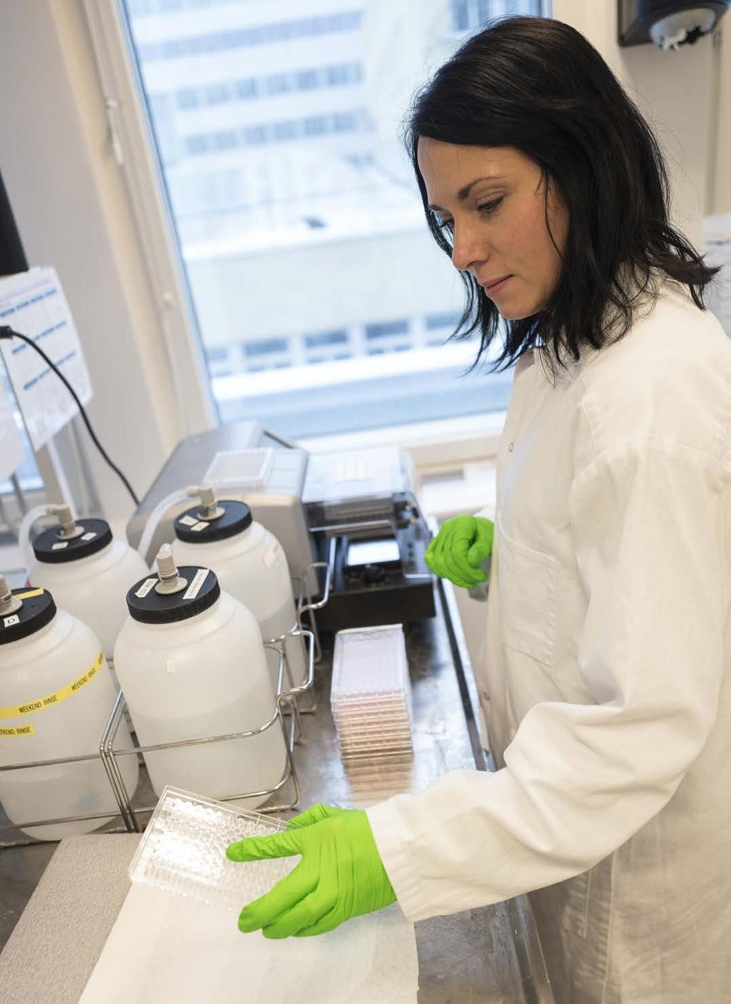 Forskaren Malin Johannesson tvättar ELISA-plattor i