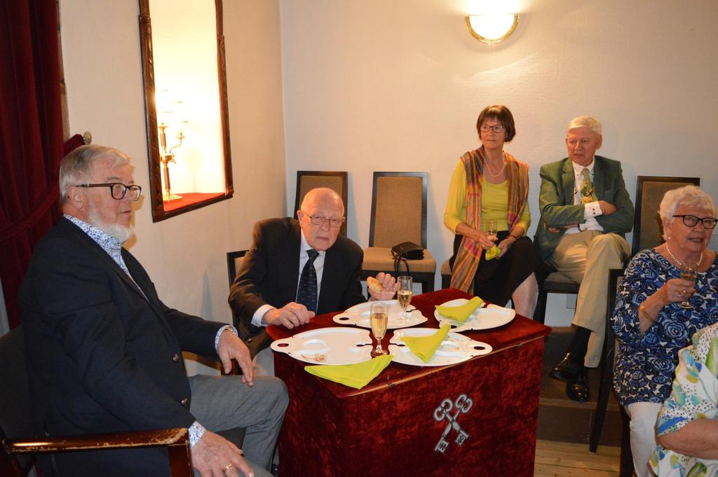 OddFellows 200 årsjubileum Ordens 200-årsjubileum följdes på videolänk Denna fredagskväll, ljuv som en sommarnatt kunde i staden skådas ungdomar i ljusa sommarkläder, shorts och t- shirt eller äldre