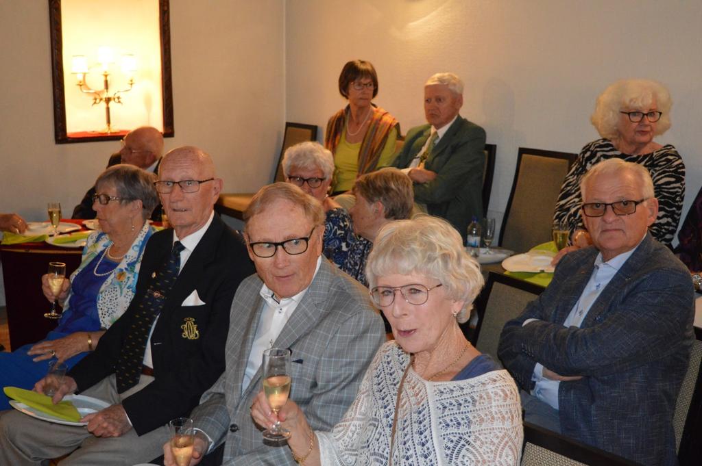 Bubbel med piroger och laxrulle hade en strykande åtgång. Storbilden i Apollosalen belyste ingående Rebeccornas 54 år (tack vare Storsire Ivar Dahlgren 1965) och även Odd Fellows 200-årsjubileum.